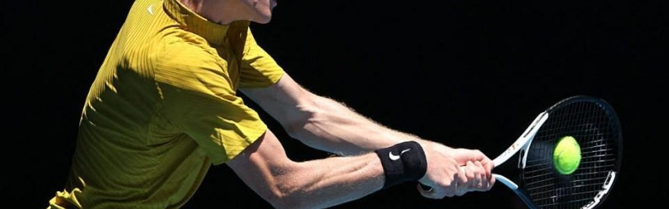 Kaiyun开云中国官网-墨尔本高温下拒绝冷门！辛纳3-1逆转艰难取胜，豪夺澳网17连胜